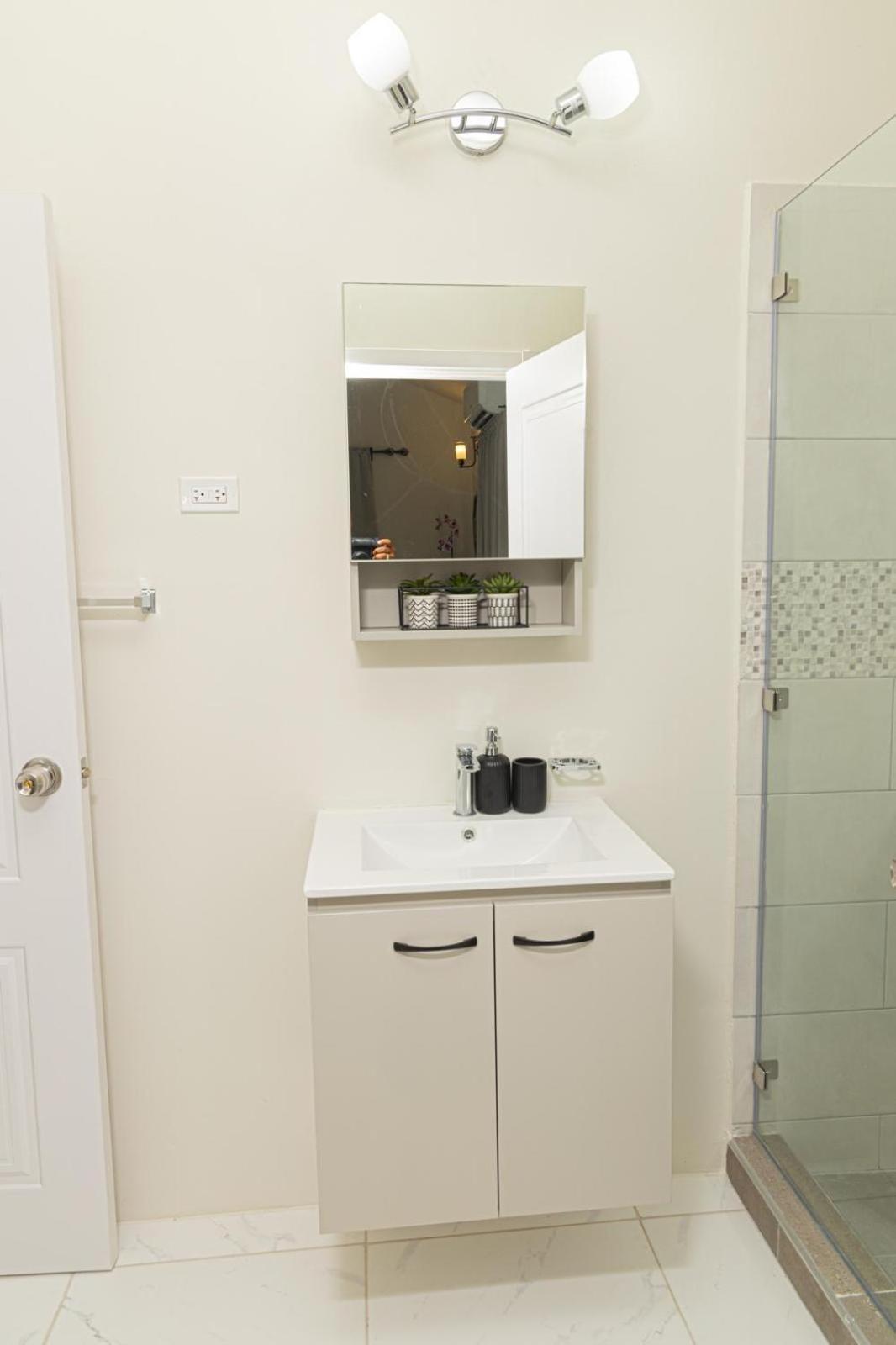 Phoenix Park Villas - Portmore - 10Mins To Beach Екстериор снимка