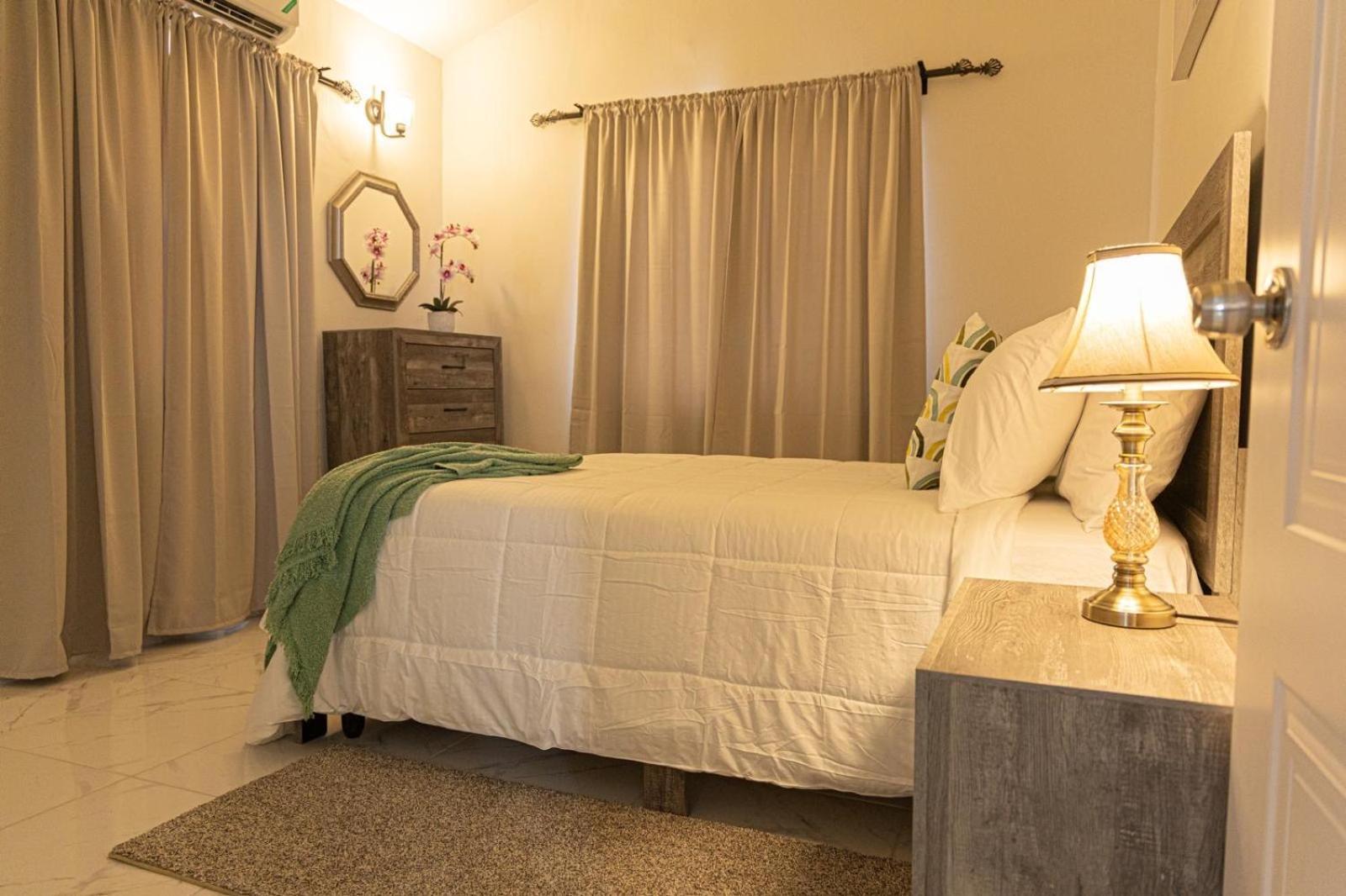 Phoenix Park Villas - Portmore - 10Mins To Beach Екстериор снимка